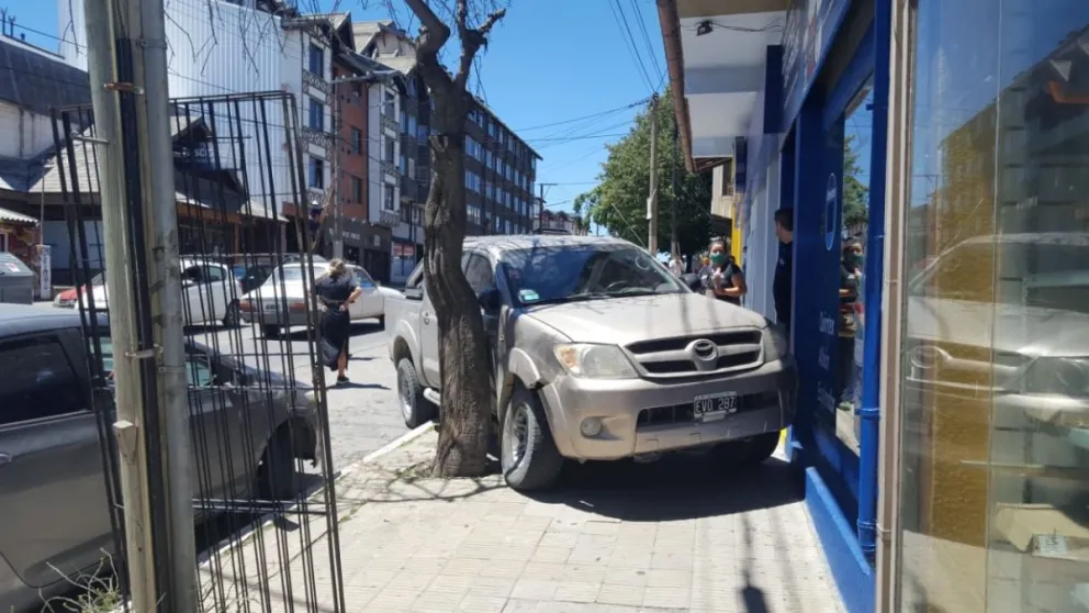 Notifoto: Casi termina con la camioneta adentro de un local