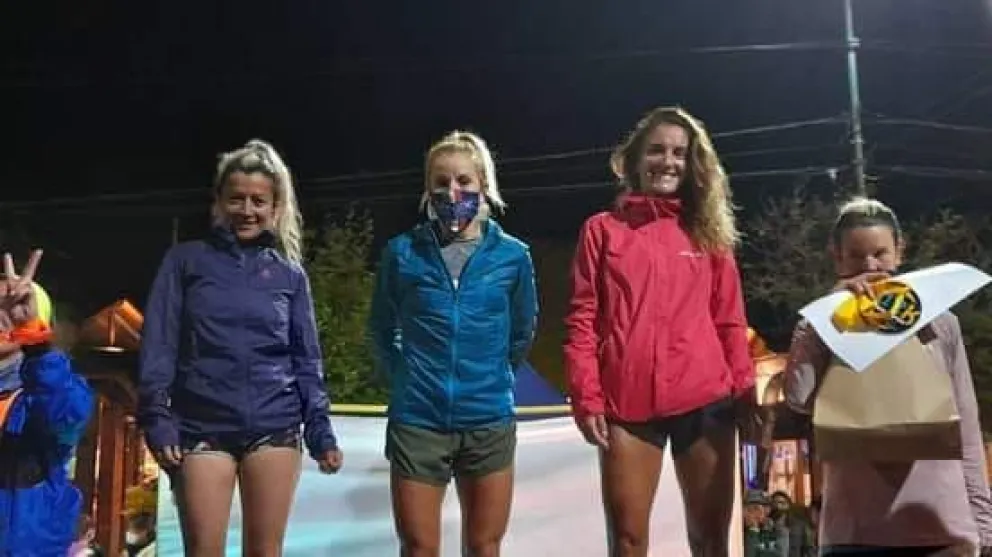 A la izquierda, Ruth Oñate en otro gran podio.