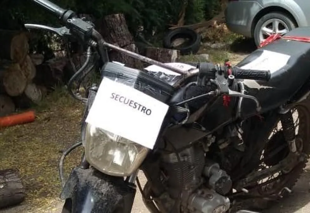 Circulaban en una moto robada, enfrentaron al personal policial y fueron detenidos