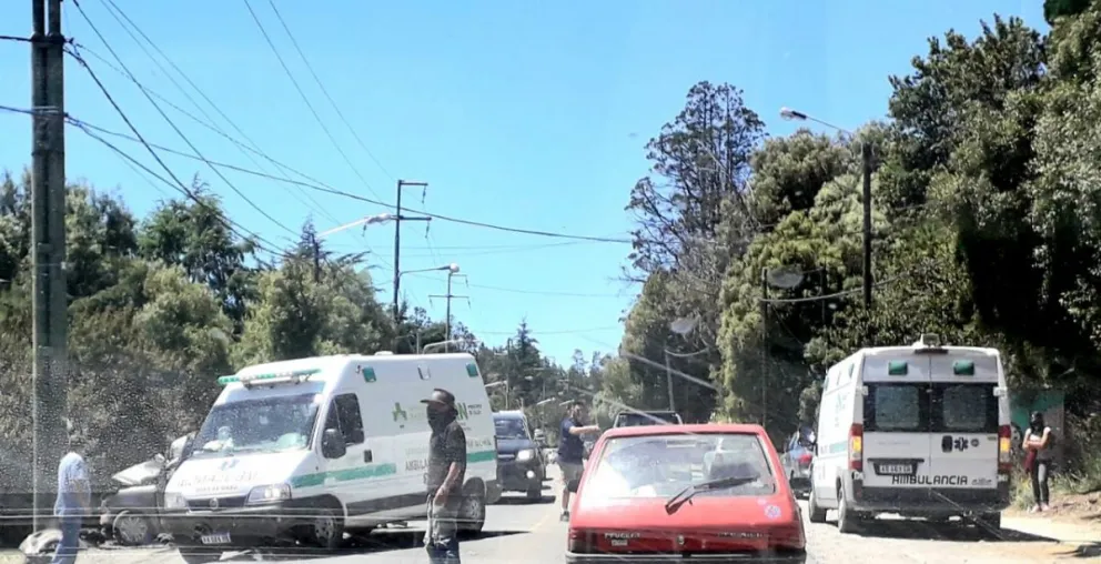 Perdió el control del vehículo y chocó contra un poste de luz