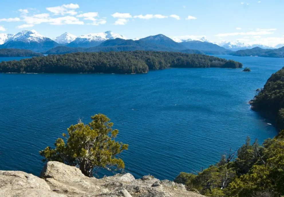 El hombre hallado en el lago Nahuel Huapi se habría caído de un acantilado