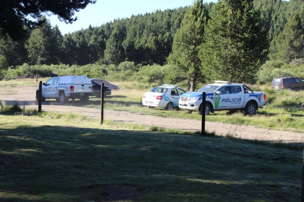 Allanamiento y toma de declaraciones testimoniales por la fiesta clandestina en un campo