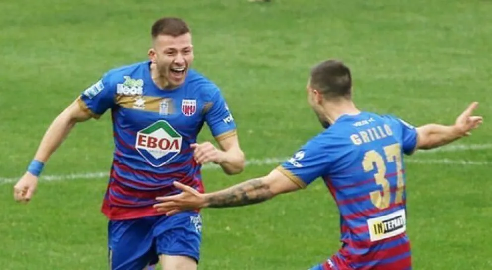 Grillo (37) festeja el tanto de Volos FC.