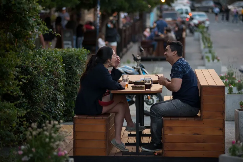 Los locales gastronómicos no pagarán por tener mesas y sillas afuera