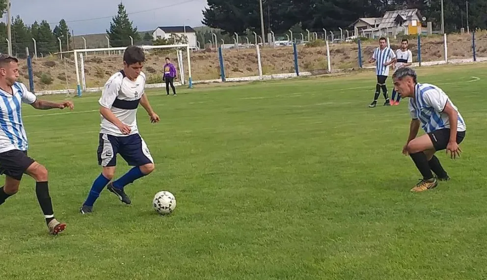 Alas ganó como local y pelea por clasificar.