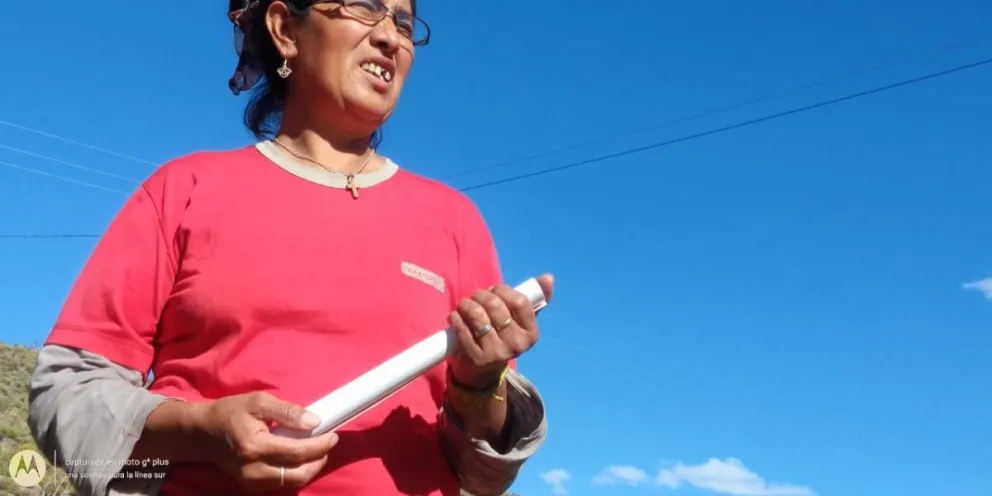 Juntan materiales para ayudar a una mujer que construye su casa