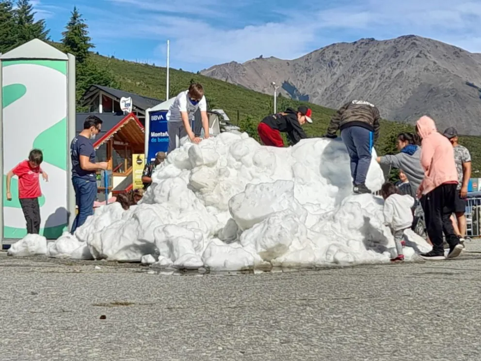En pleno verano, hay nieve en la base del cerro Catedral