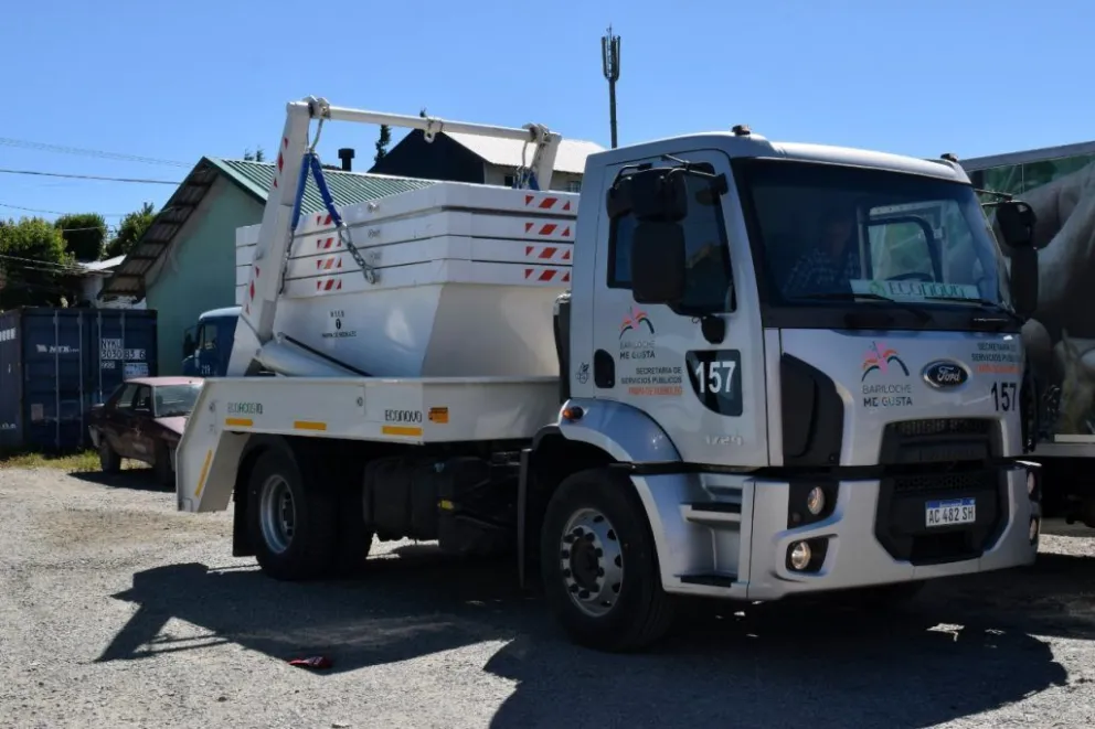 Los barrios de Pampa de Buenuleo cuentan con un camión porta volquetes