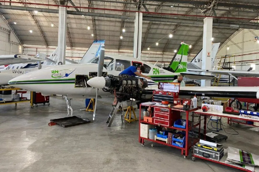 Realizan trabajos de mantenimiento al avión sanitario