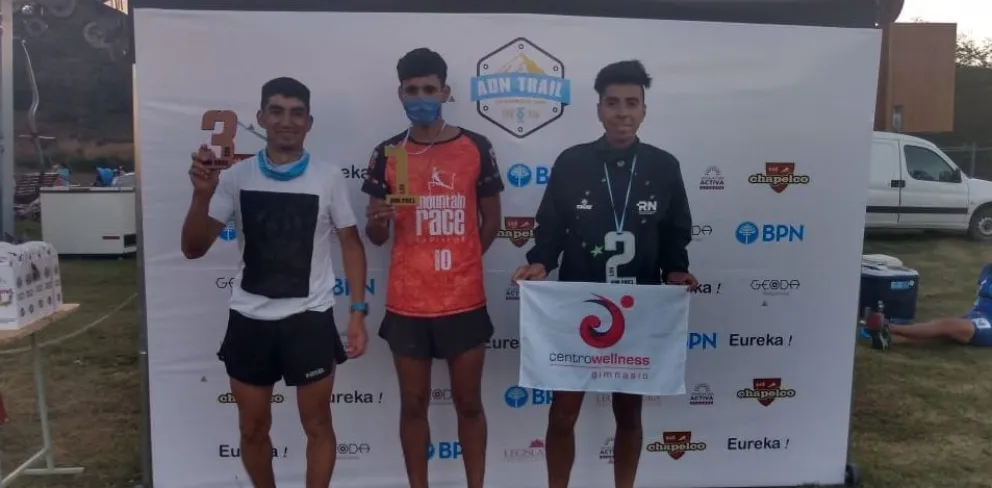 Sergio Calfín, con la bandera, en el podio. Gran tarea.