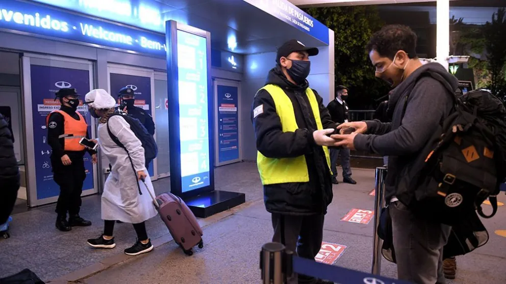 Formalizaron la restricción de vuelos a Estados Unidos, Europa y Brasil