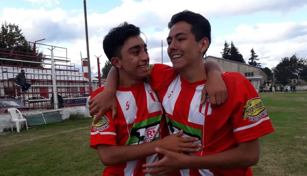 El festejo "Pincha". Estudiantes ganó en el "Tarrini".