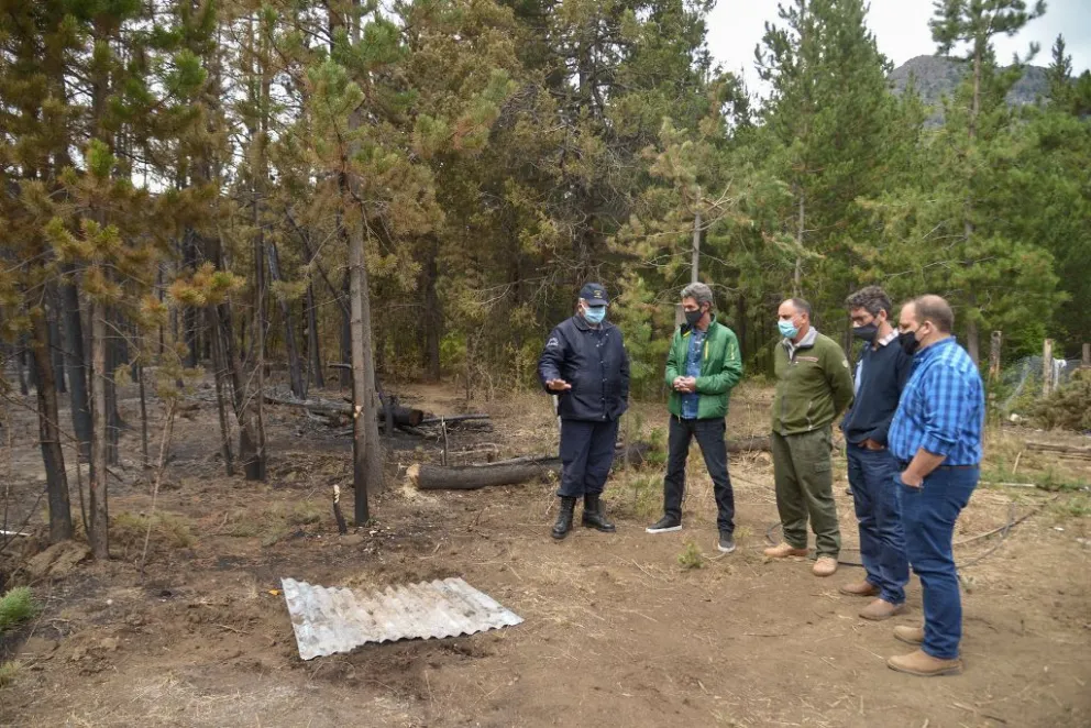 Representantes del Ministerio Público Fiscal y Policía de Río Negro estuvieron presentes en el lugar donde se habría iniciado el incendio.