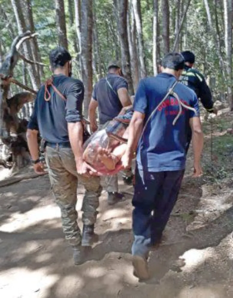 Rescataron a un joven que se accidentó en la montaña