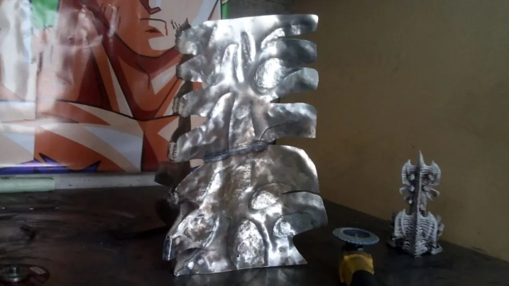 “Throne Predator”, una mega escultura vuelve a levantarse en calle Mitre