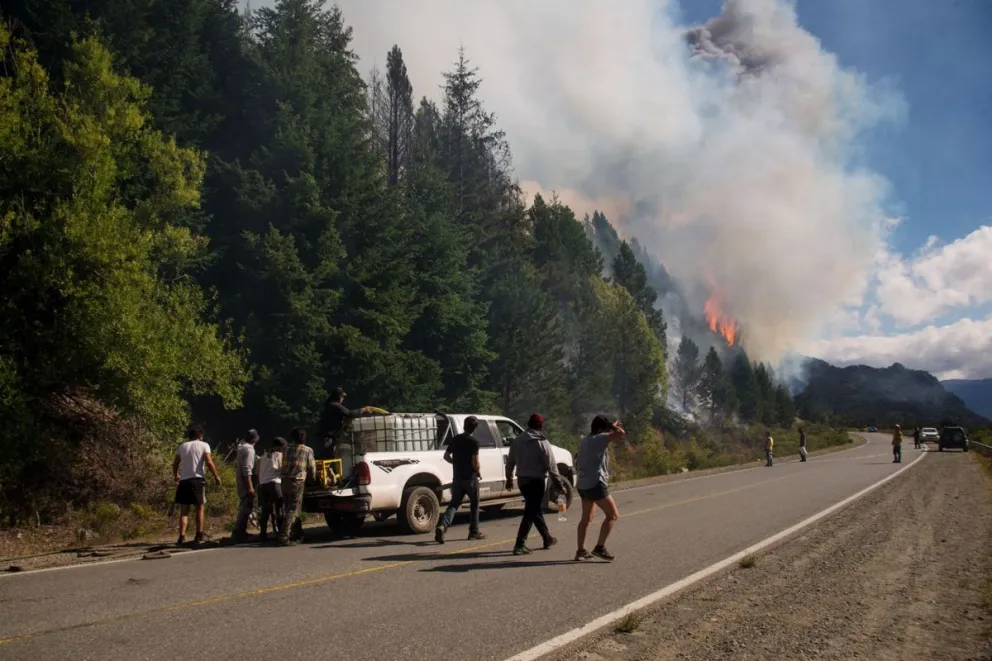 Pogliano solicitó refuerzos para combatir el fuego en Cuesta del Ternero