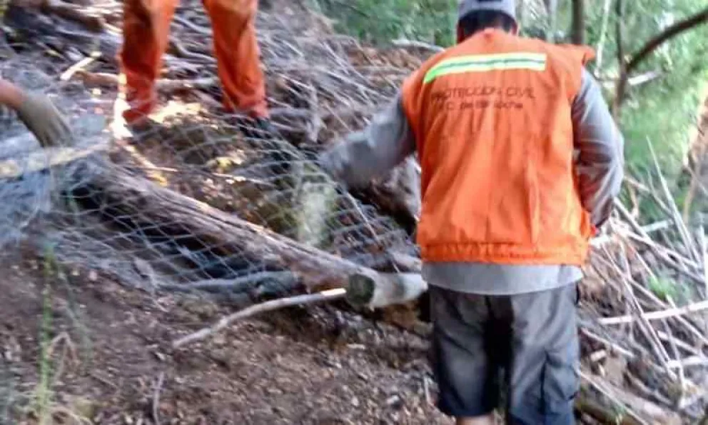 Aunque vecinos se resistieron, avanza el retiro de alambrados en el lago Moreno