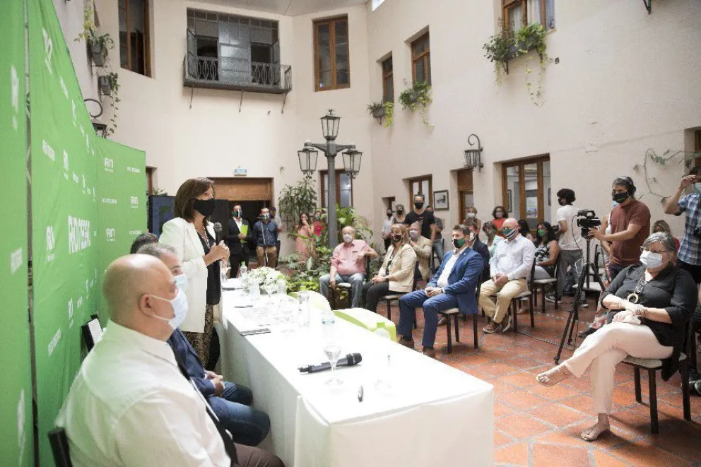 Un convenio con Invap busca facilitar el acceso a las prestaciones de Ipross