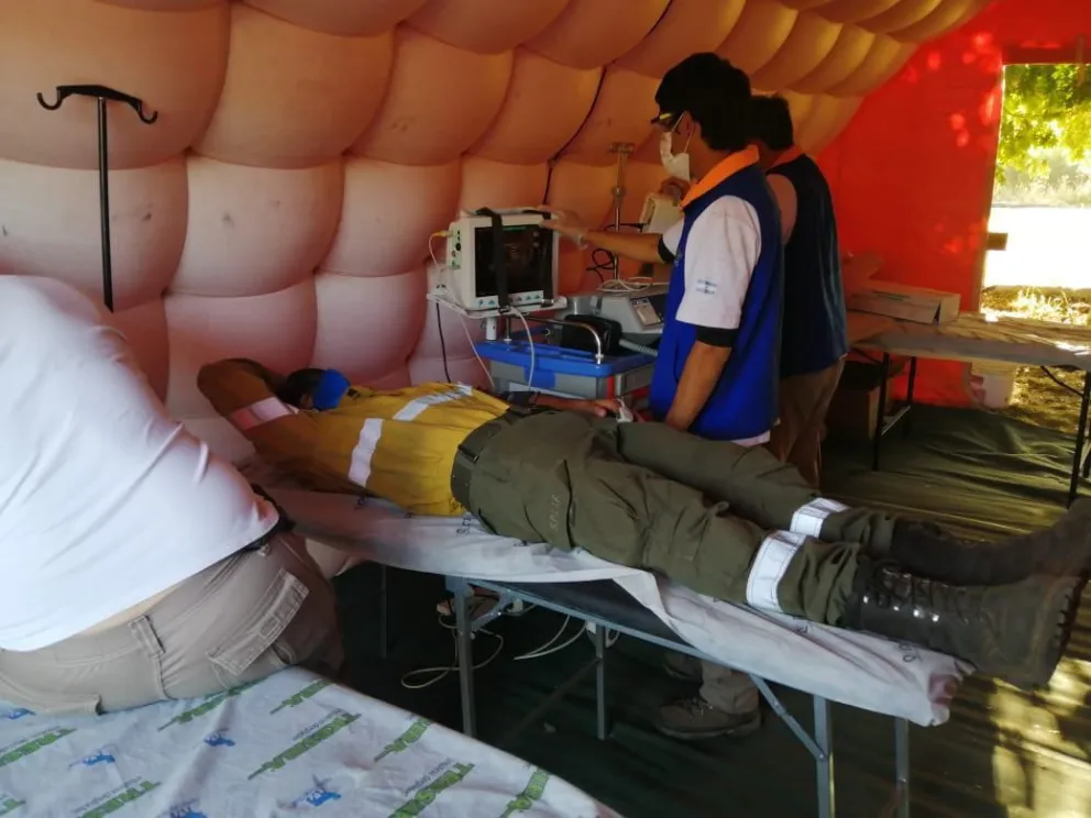 Un equipo médico asiste a brigadistas en El Bolsón