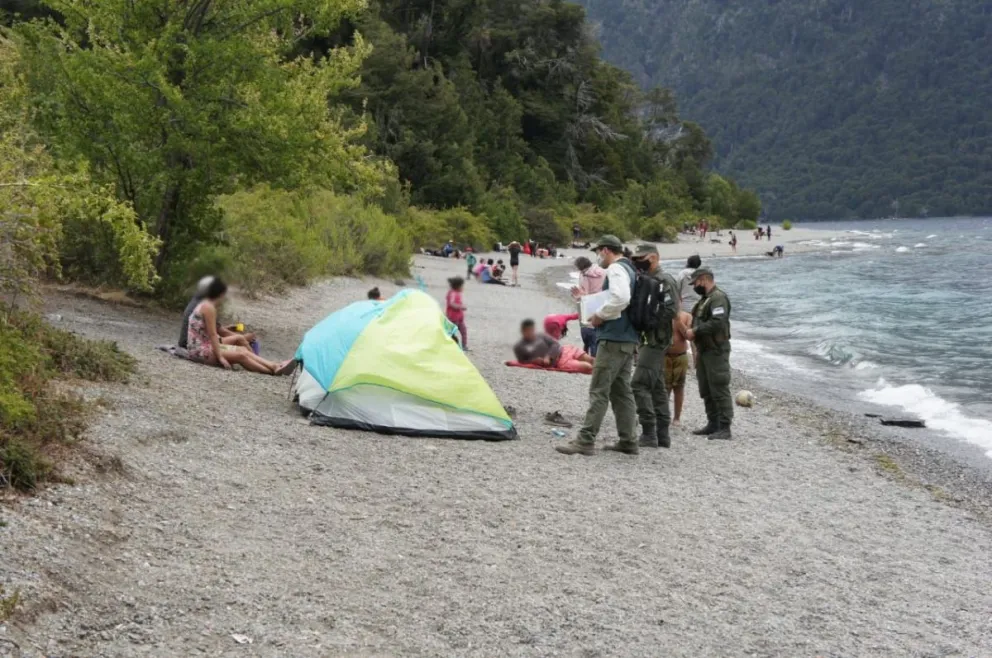 A pesar de las prohibiciones de hacer fuego, turistas y residentes son infraccionados constantemente.