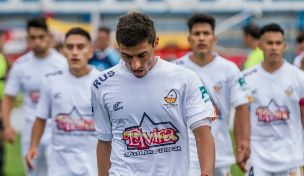 El "Cruzado" no pudo en suelo neuquino y le dijo adiós al Regional.