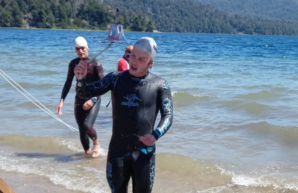 Gianfranco Mangieri toca la campana y festeja su triunfo.