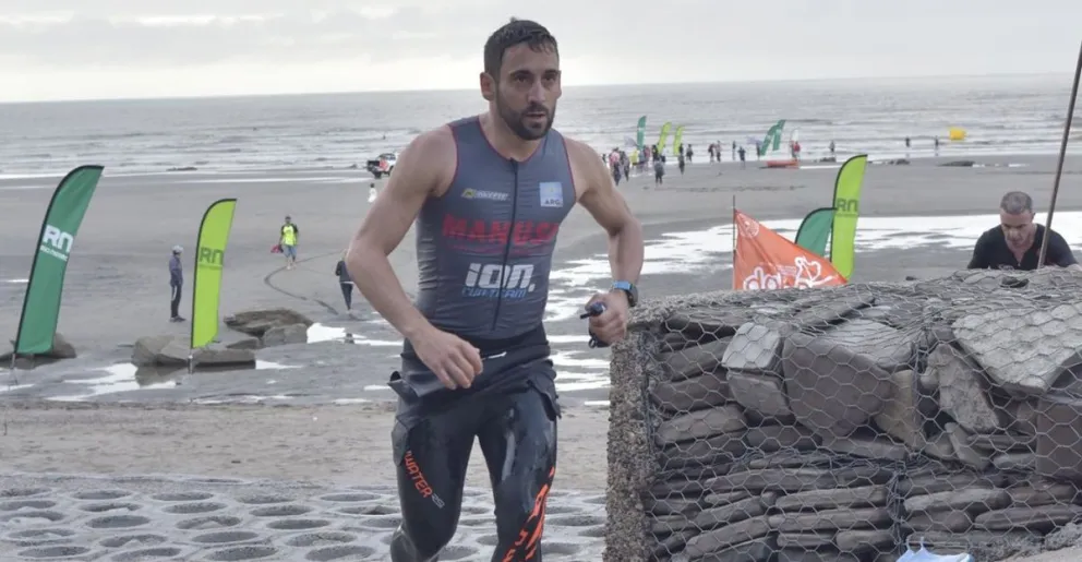 Guille García sale del agua y va camino a la primera transición.