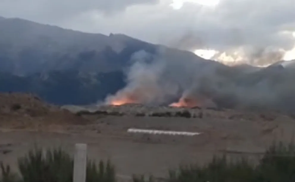 Fuego y humo: Un incendio en el Vertedero alertó a los vecinos