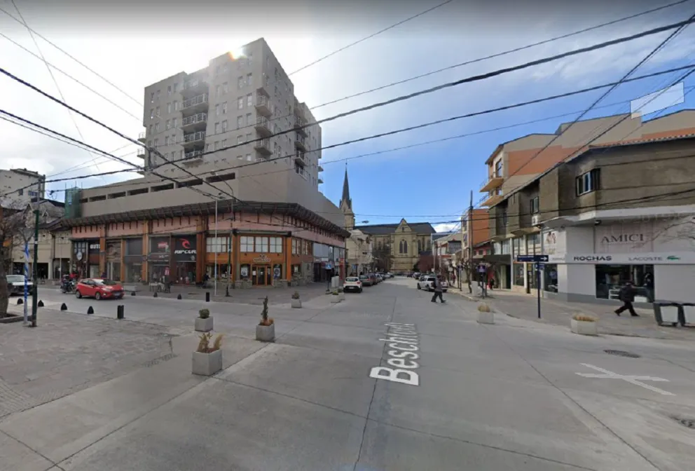 En una mala maniobra, produjo un accidente con una camioneta sin seguro