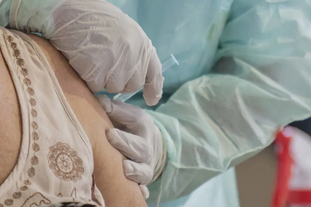 Se comienza a aplicar la segunda dosis de Sputnik V en personas mayores