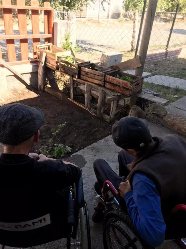 Un proyecto de huerta y jardín con personas mayores