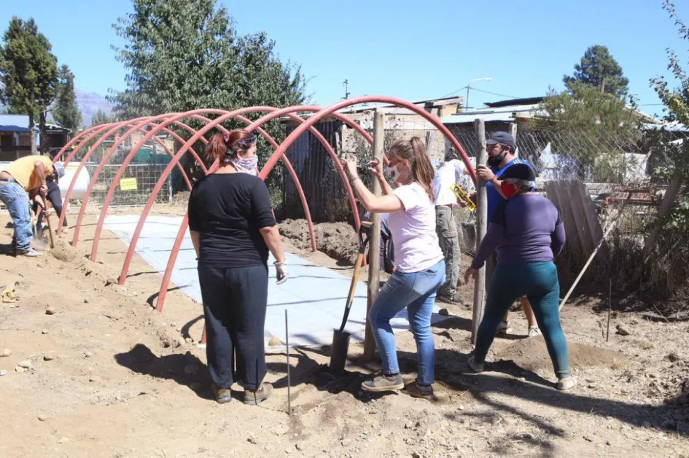 Construyen un nuevo invernadero escuela en el este de Bariloche