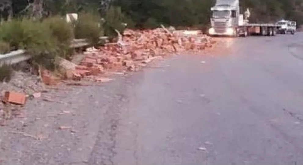 Un camión volcó su carga y ruta 40 quedó llena de ladrillos