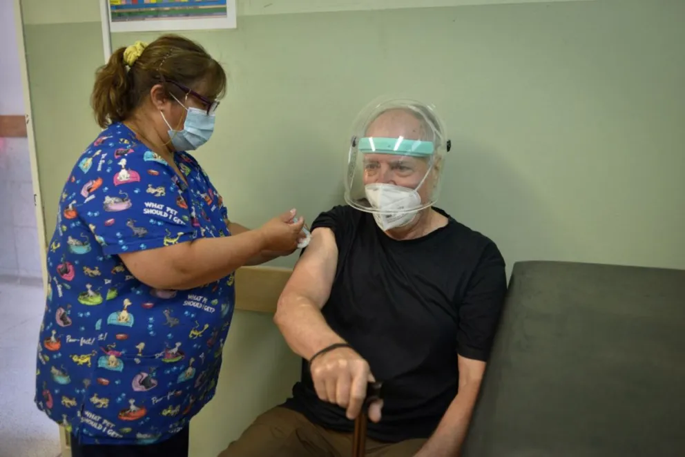 Río Negro vacunará con tercera dosis a mayores de 70 años