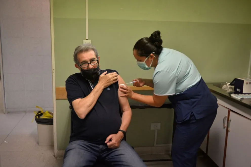 Se reinicia la vacunación a personas mayores de 70 años