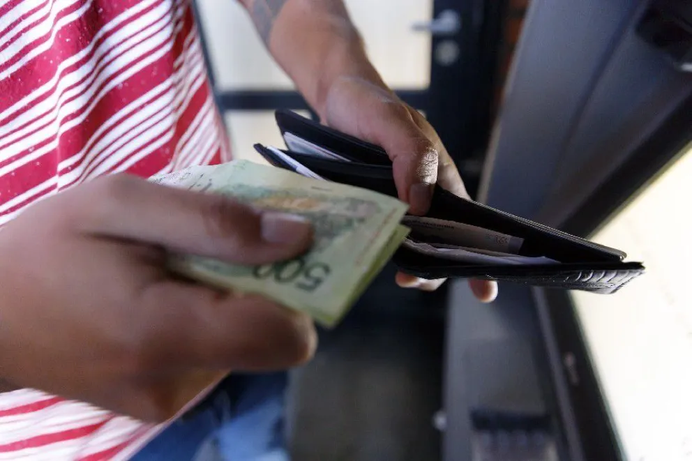 Comenzó el pago de haberes a empleados estatales