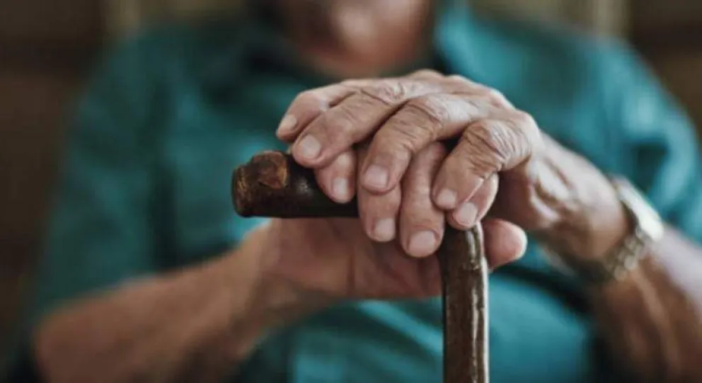 Adultos mayores e internación: Nadie puede restringir la comunicación con sus familiares