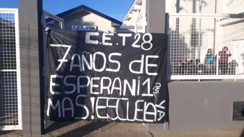 Estudiantes del CET 28 reclamaron que se termine la obra de la escuela