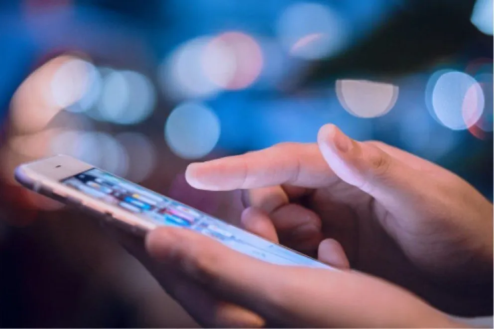 Alertan por una nueva estafa: duplican la tarjeta SIM para robar datos del celular