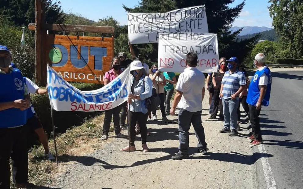 Trabajadores se manifestaron en Bustillo por la falta de pago de salarios