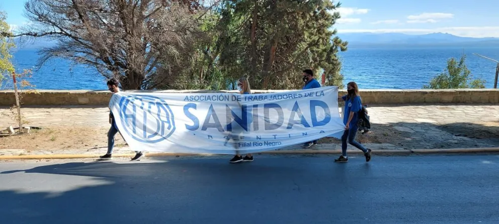 Extrabajadores del Sanatorio del Sol se manifestaron con una caminata