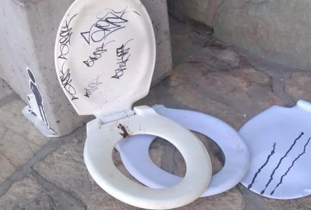 Inexplicable vandalismo en los baños del skatepark y pumptrack de costanera