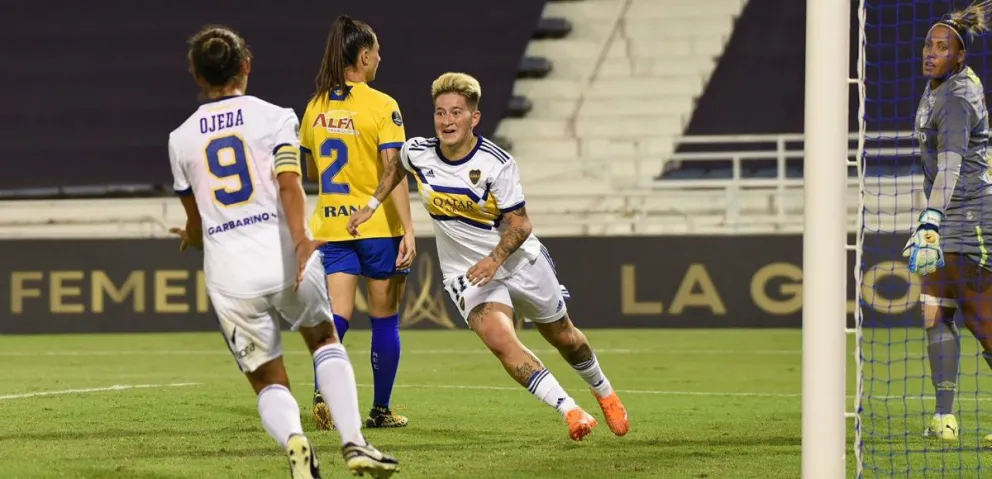 Yamila Rodríguez inicia el festejo del único tanto del partido.