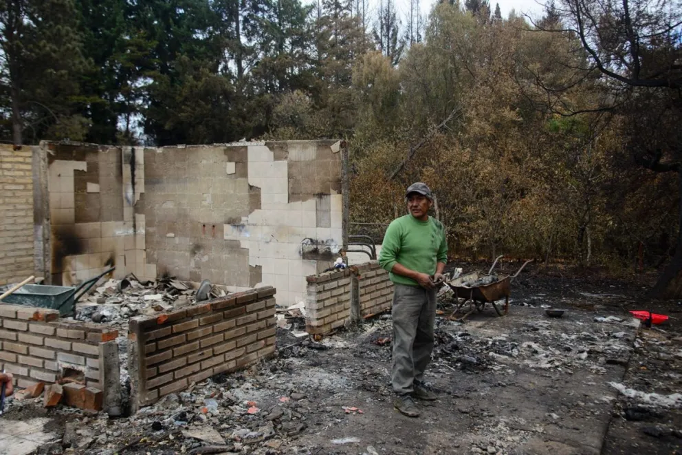 Los vecinos se ayudan entre sí para poder comenzar de nuevo.