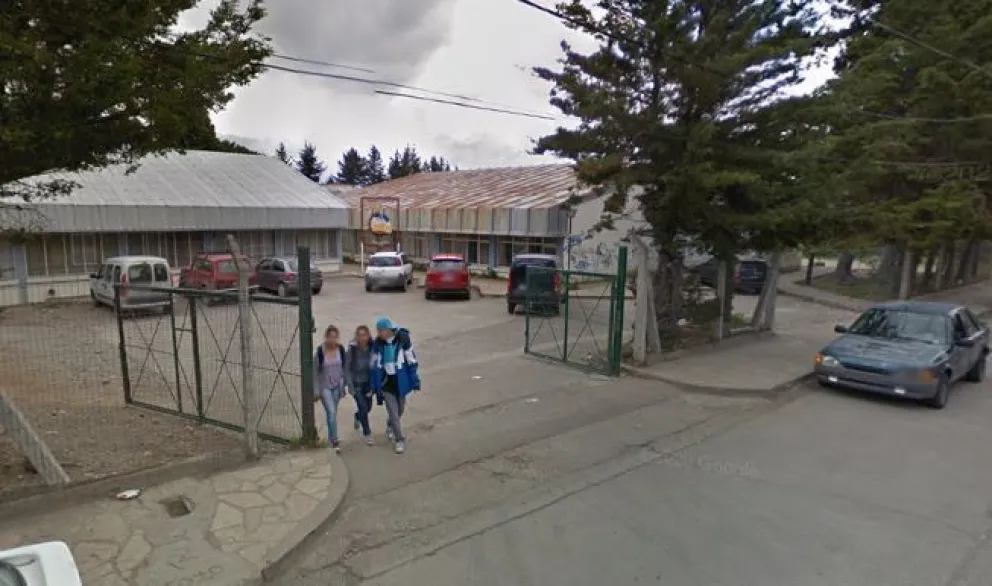 La comunidad educativa de los CET 25 y 2 marchan por su edificio