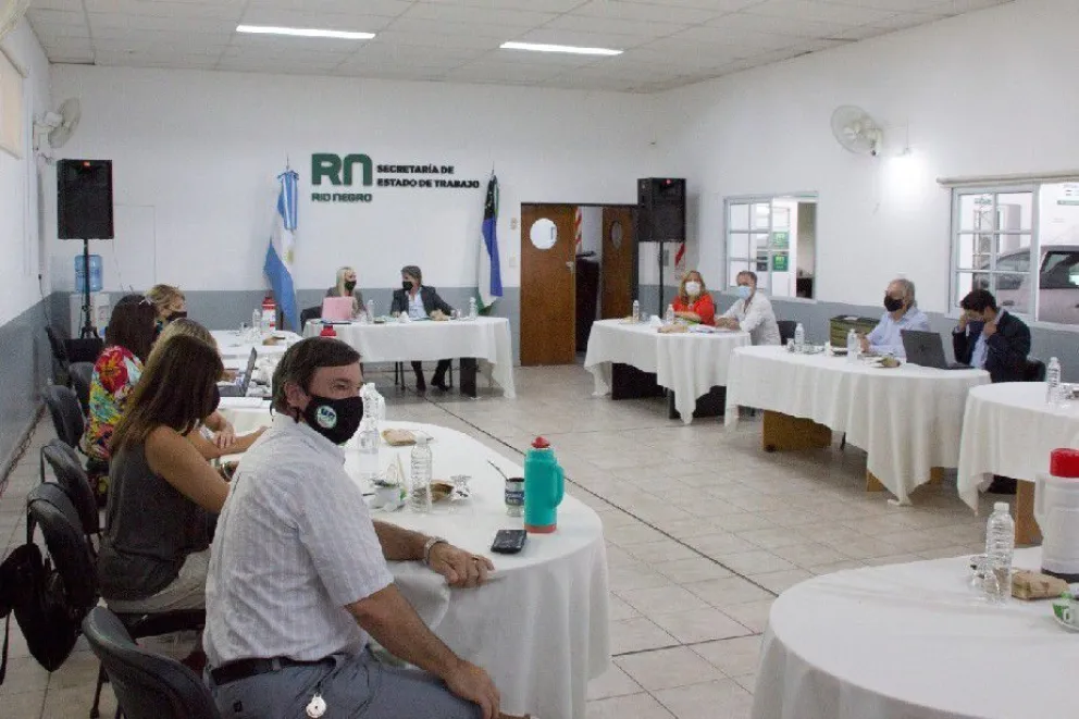 Paritaria docente: Educación propuso mejorar las sumas por conectividad y material didáctico