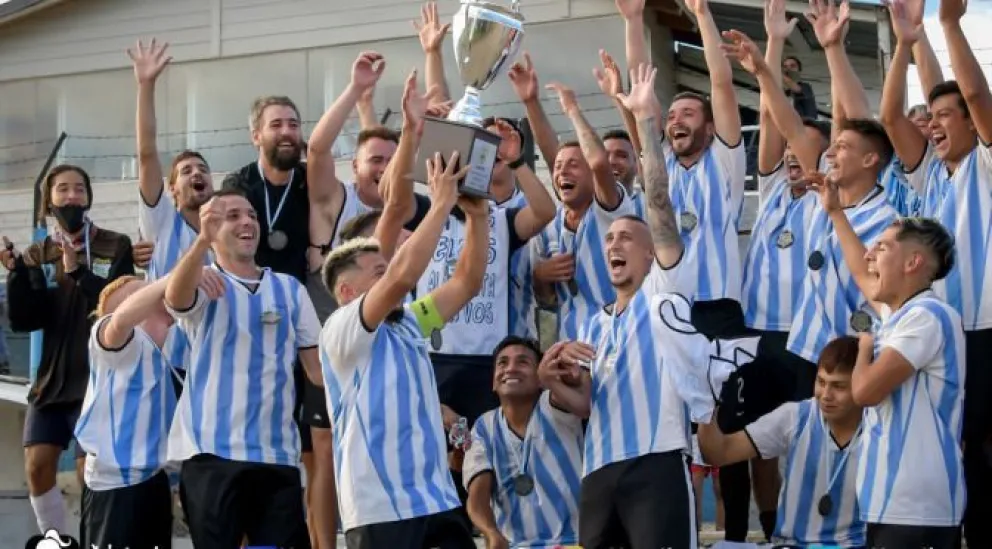 Alas festejando su título en el Municipal.