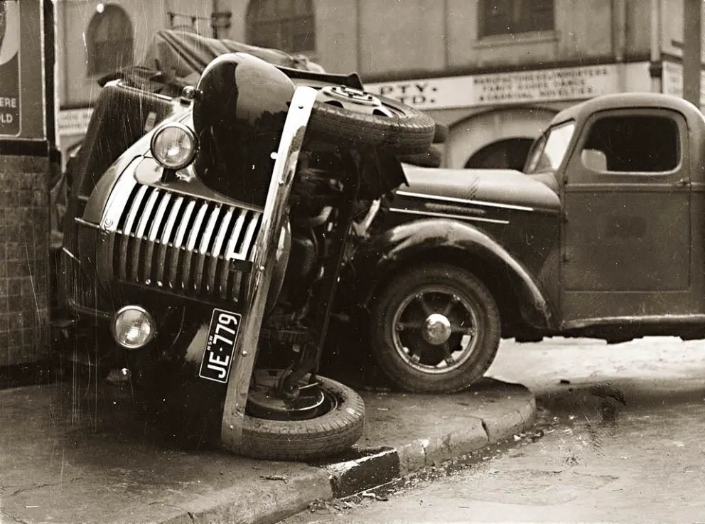 Accidente con dos camiones en la esquina de las calles Balfour y Meagher en Chippendale, 1940.