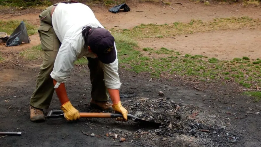 Basura, vandalismo y caminatas prohibidas en glaciares fueron el resultado del fin de semana