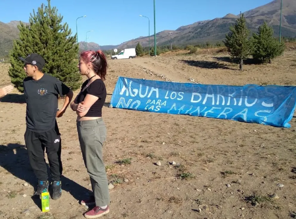 "Por el agua y los pueblos", hubo intervenciones artísticas en Bariloche